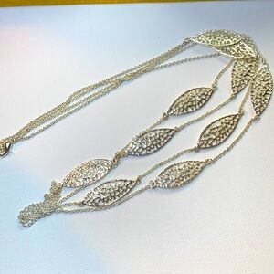 Beautiful double layers vintage silver toned necklace with leaves pattern